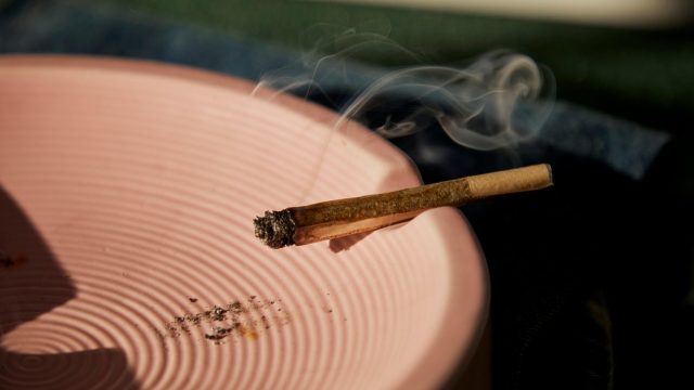 永久地址 App 安装演示视频的封面预览，深色背景上叠着金色线条与手机界面缩略图，右下角标注时长